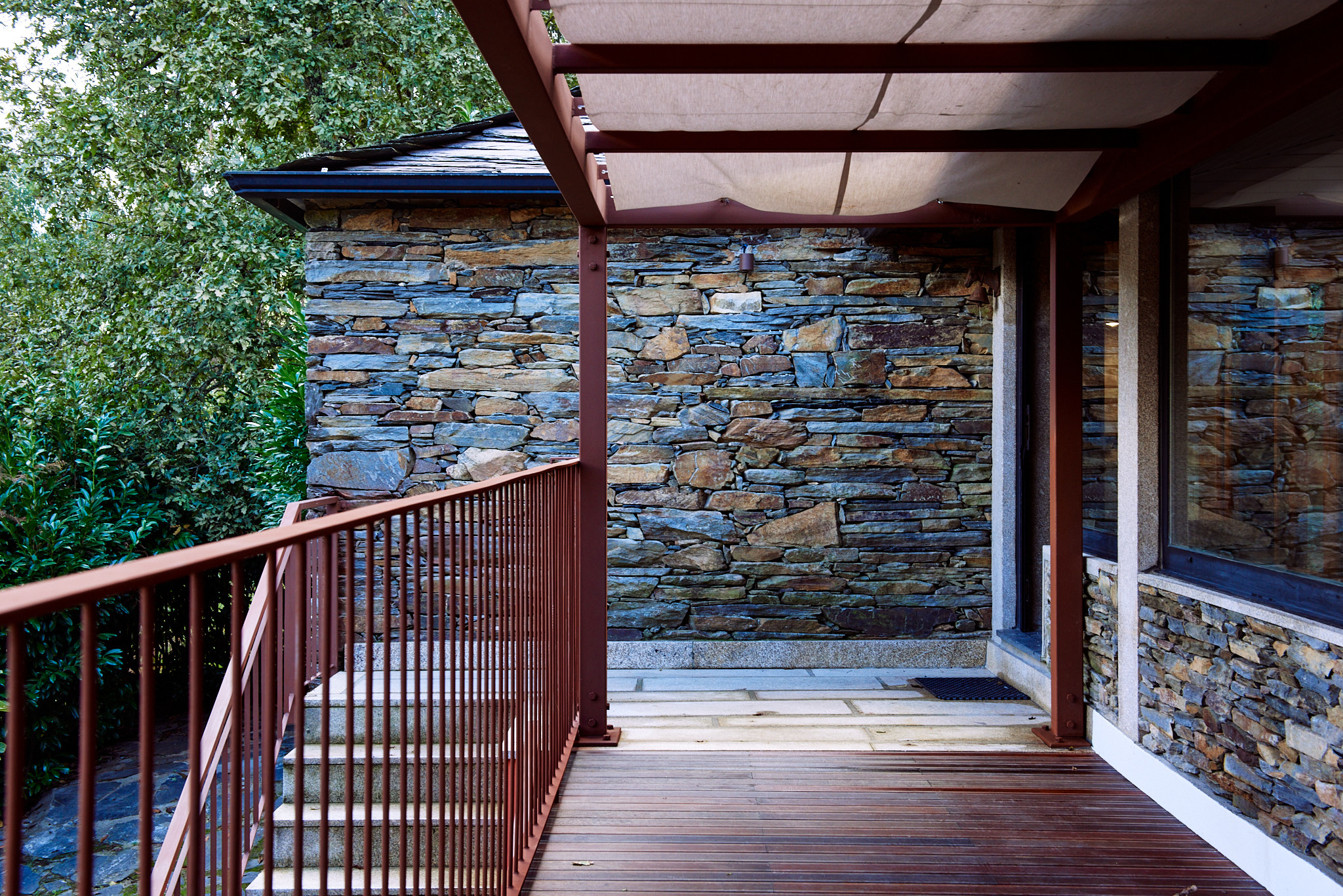 Self-Sufficient Living, Arouca