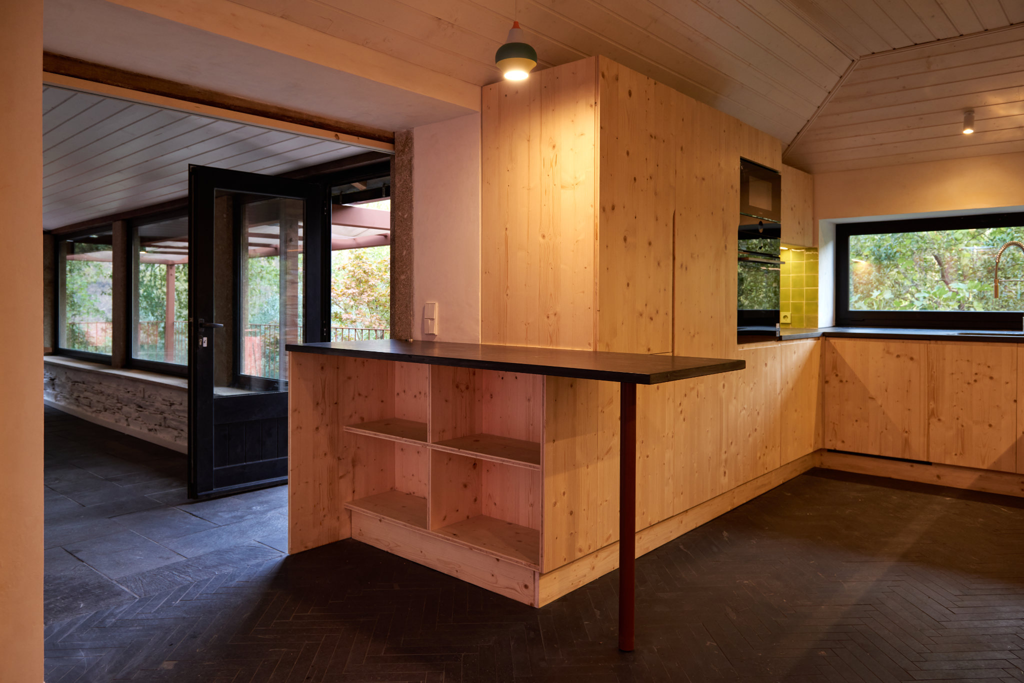 Self-Sufficient Living, Arouca